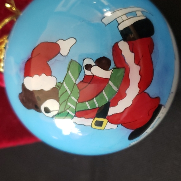 Skating Bear glass ornament in velvet box. - Picture 3 of 8